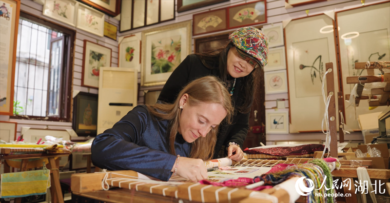 陳心蘭正在體驗(yàn)漢繡。人民網(wǎng)記者 周雯攝