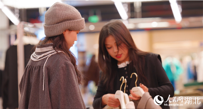 杜槿正在武漢SKP逛街。人民網(wǎng)記者 周雯攝