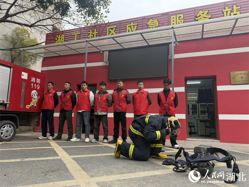 湖工社區(qū)應急服務站應急隊員開展防護設備穿戴演練。人民網記者 張沛攝