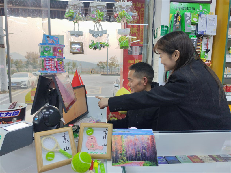 客戶經(jīng)理指導(dǎo)零售戶查看銷售歷史數(shù)據(jù)