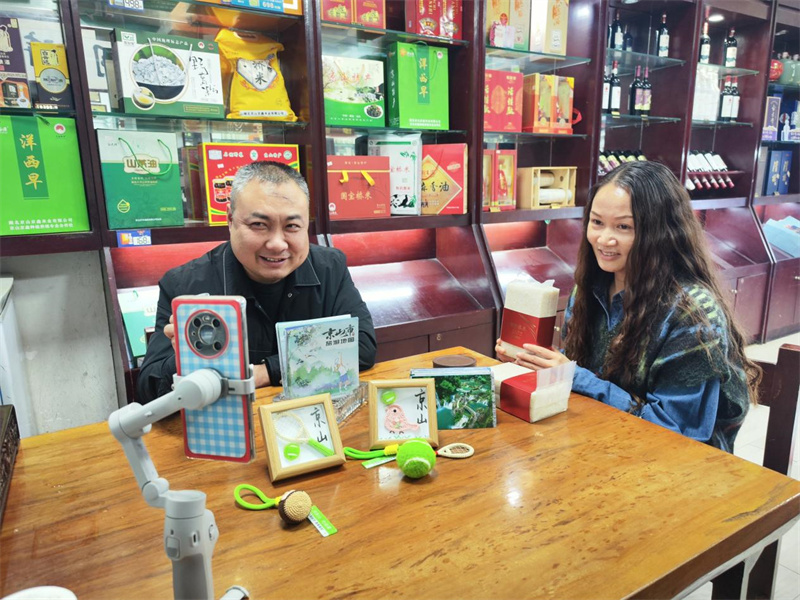 客戶經(jīng)理協(xié)助零售戶直播講解京山特產(chǎn)
