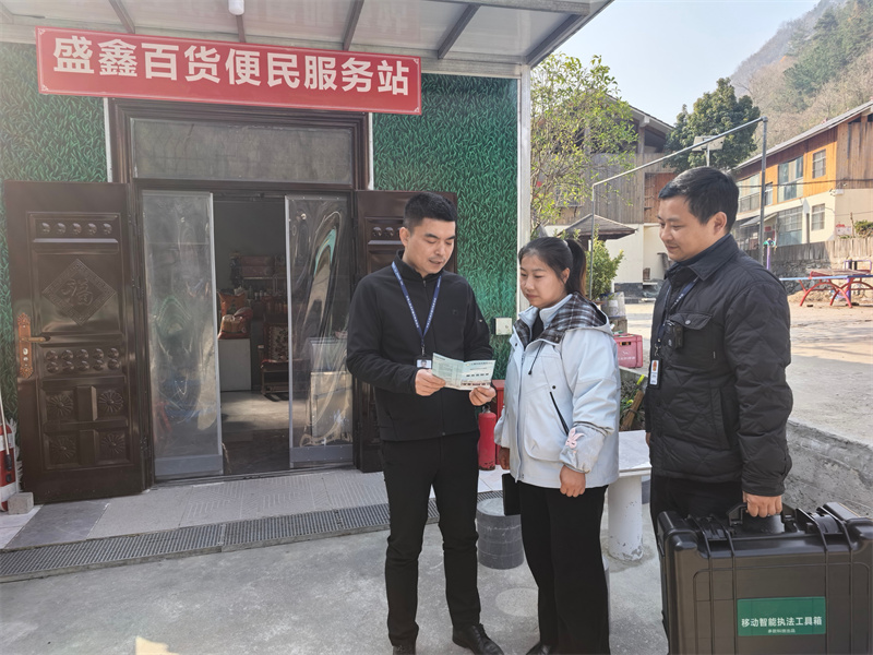 專賣證件管理人員正在向卷煙零售客戶宣傳法律法規(guī)政策。郝敬帆攝