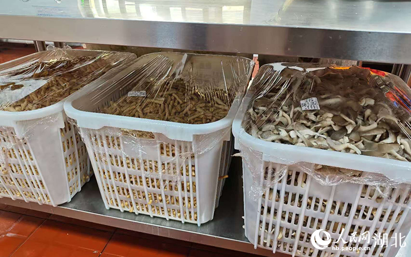 江夏區(qū)文化路中學(xué)的新鮮食材。人民網(wǎng)記者 郭婷婷攝