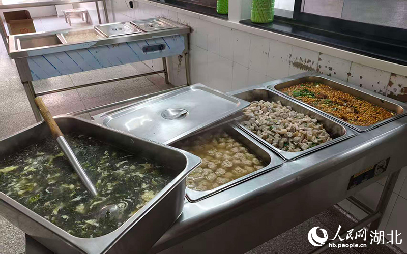 法泗中學(xué)食堂的晚餐。人民網(wǎng)記者 郭婷婷攝