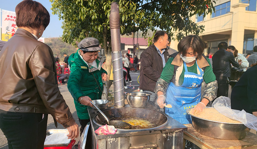 賣特產(chǎn)、秀手藝、展技能 鄉(xiāng)村市集攪熱冬日田野【2】
