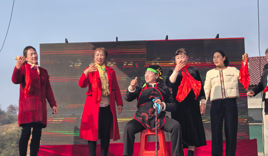 賣特產(chǎn)、秀手藝、展技能 鄉(xiāng)村市集攪熱冬日田野【4】