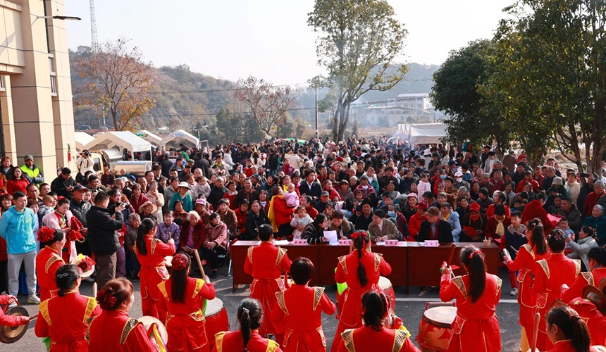 賣特產(chǎn)、秀手藝、展技能 鄉(xiāng)村市集攪熱冬日田野【5】