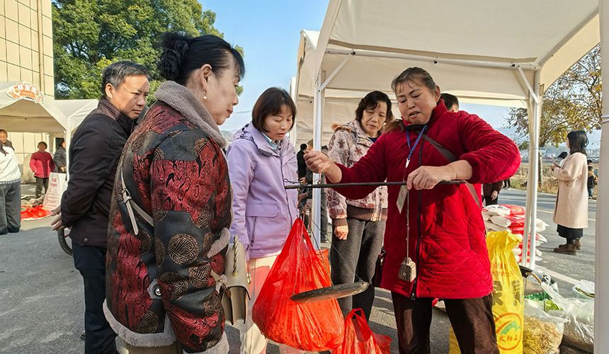 賣特產(chǎn)、秀手藝、展技能 鄉(xiāng)村市集攪熱冬日田野【6】