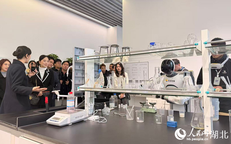 泰國(guó)游學(xué)團(tuán)參觀湖北人形機(jī)器人創(chuàng)新中心。人民網(wǎng)記者 張雋攝