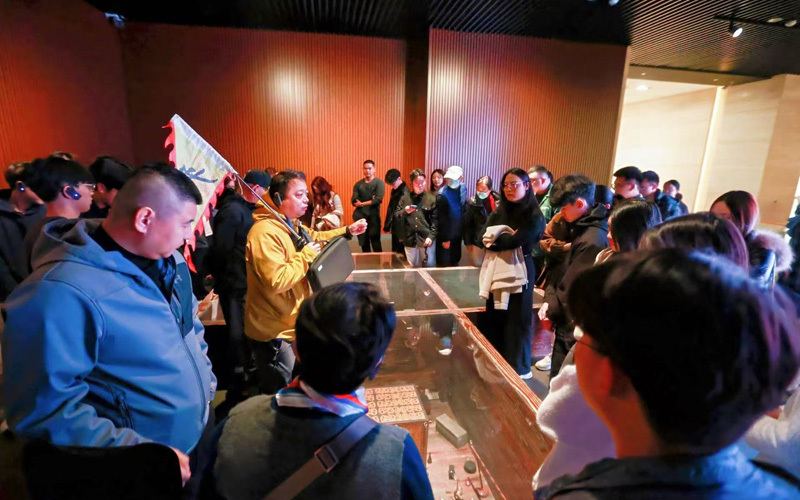 泰國(guó)游學(xué)團(tuán)參觀湖北省博物館。湖北省文旅廳供圖