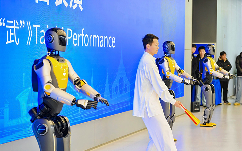 由世界健身氣功冠軍王軍與人形機(jī)器人共同演繹的《人機(jī)共“武”》節(jié)目，生動(dòng)展現(xiàn)了湖北的科技魅力與人文創(chuàng)新。湖北省文旅廳供圖