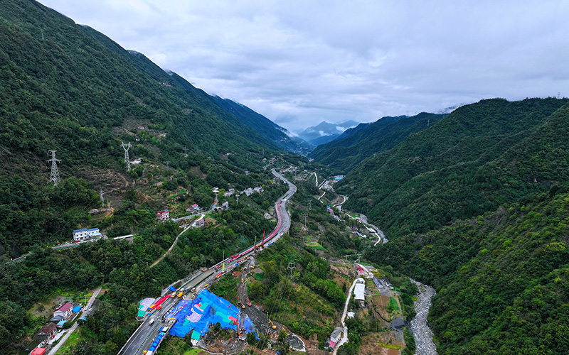 滬渝高速滑坡路段全景。
