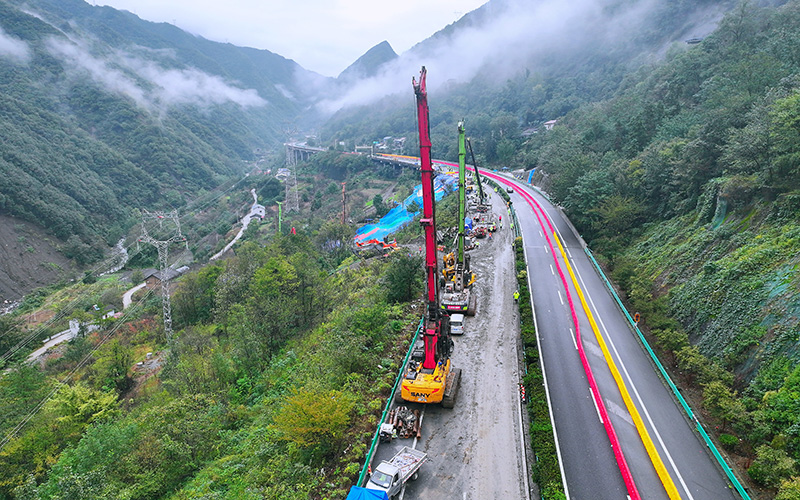 搶險處治人員在進行鋼軌樁施工。