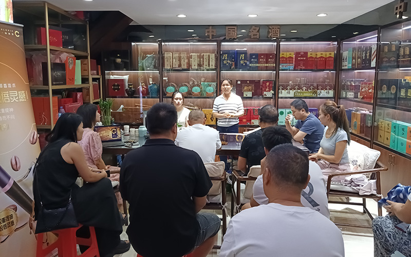 在零售戶店內(nèi)開展“金點子”征集活動。