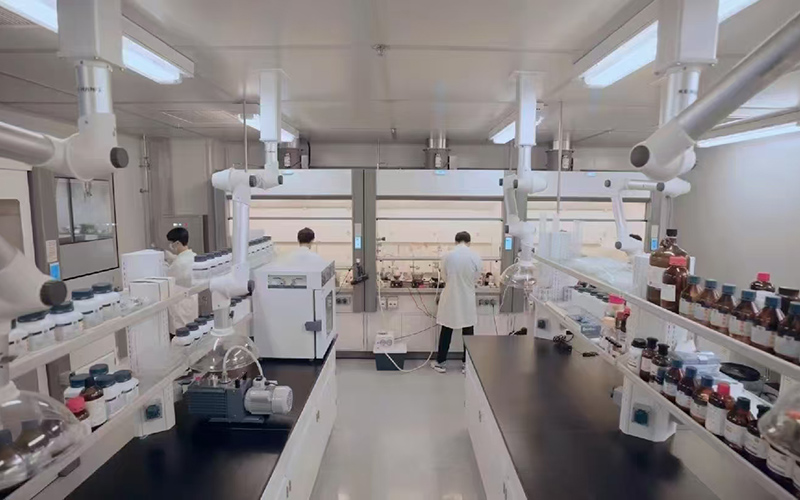 2025年推薦企業(yè)與華中科技大學(xué)、省農(nóng)科院等10多家高校院所合作，在電子化學(xué)品、新材料等領(lǐng)域開展技術(shù)研發(fā)。潛江市委宣傳部供圖