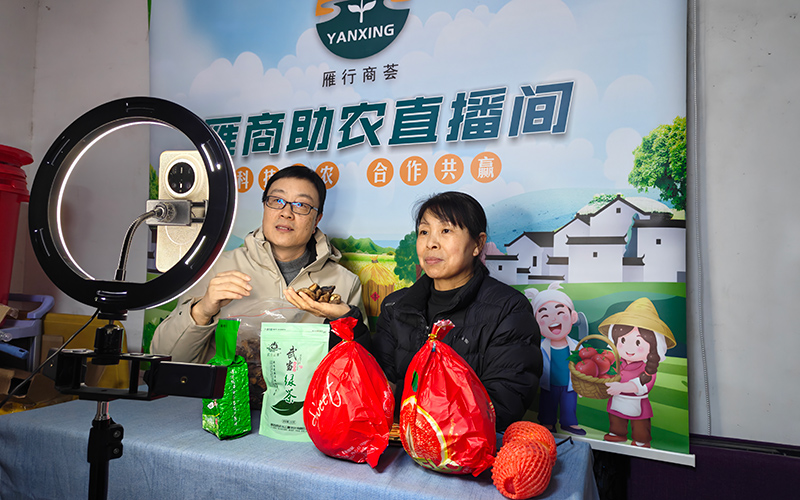 周虎店里開展助農(nóng)直播。