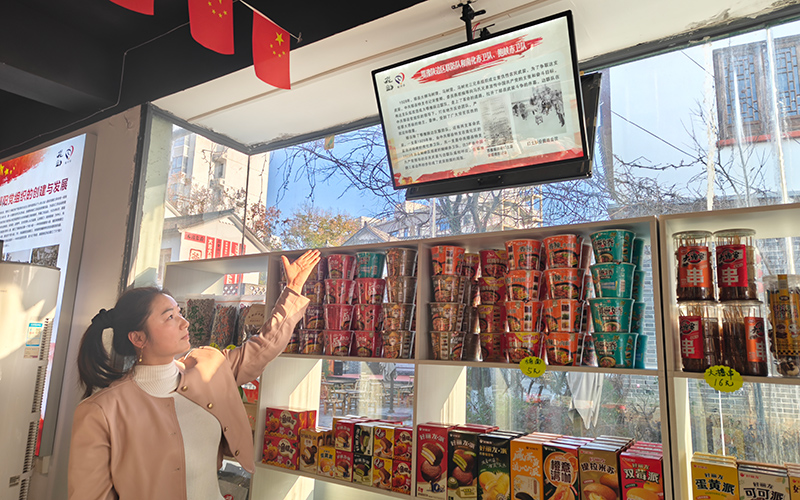 付辛鑫講解紅色故事。