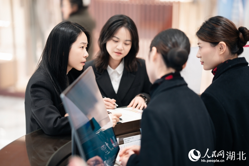 武昌區(qū)商務(wù)局“零號員工”走訪武漢SKP。人民網(wǎng)記者 周恬攝