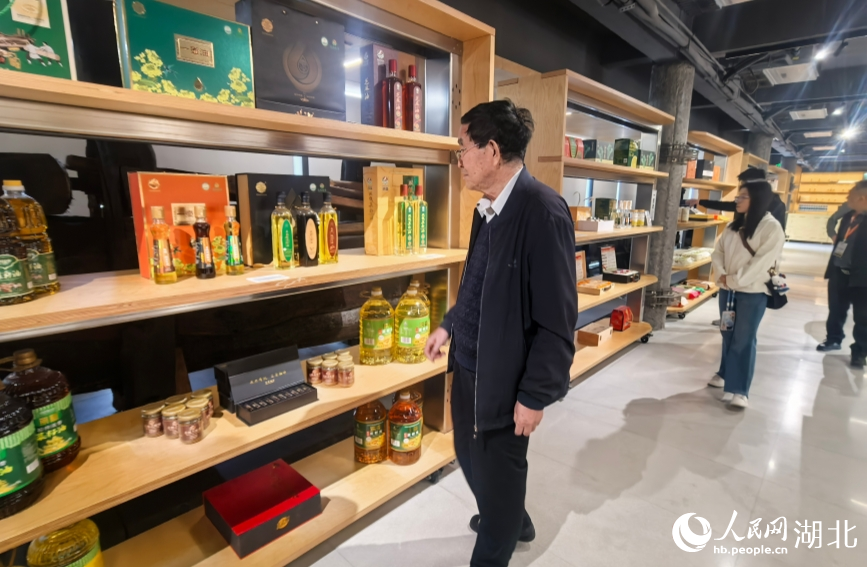 參觀湖北菜籽油產(chǎn)品。