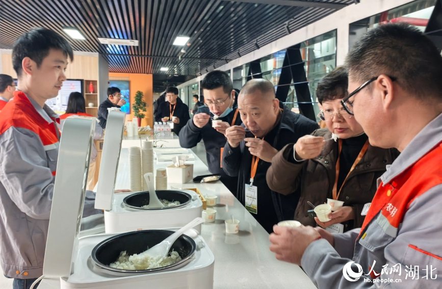 大家爭(zhēng)相品鑒江漢大米。