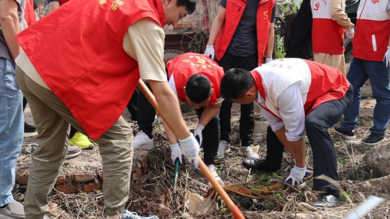 洪湖市局志愿者參與義務(wù)植樹(shù)活動(dòng)。
