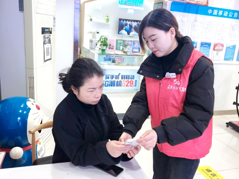 移動(dòng)工作人員向用戶介紹“英山林碳”小程序。