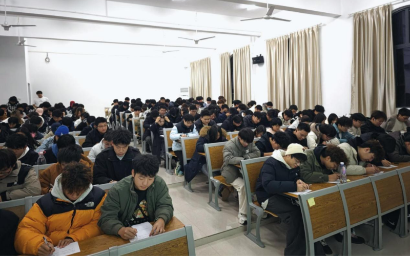 武昌首義學院2025級新生入學教育考試。