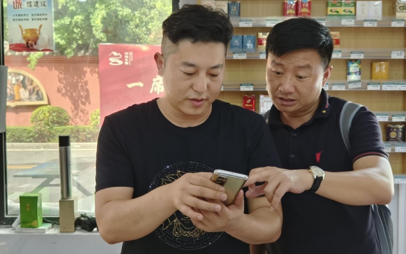 客戶經(jīng)理借助手持終端平臺(tái)為客戶提供服務(wù)。