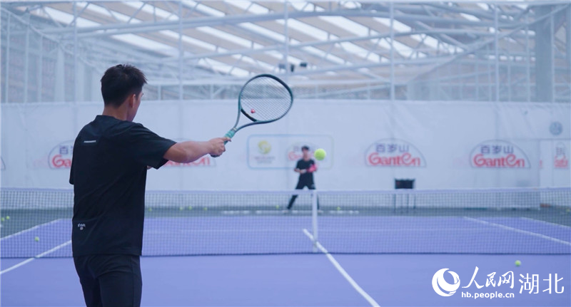 市民在武商夢時代快網(wǎng)網(wǎng)球俱樂部酣暢淋漓地運(yùn)動。人民網(wǎng)記者 周恬攝