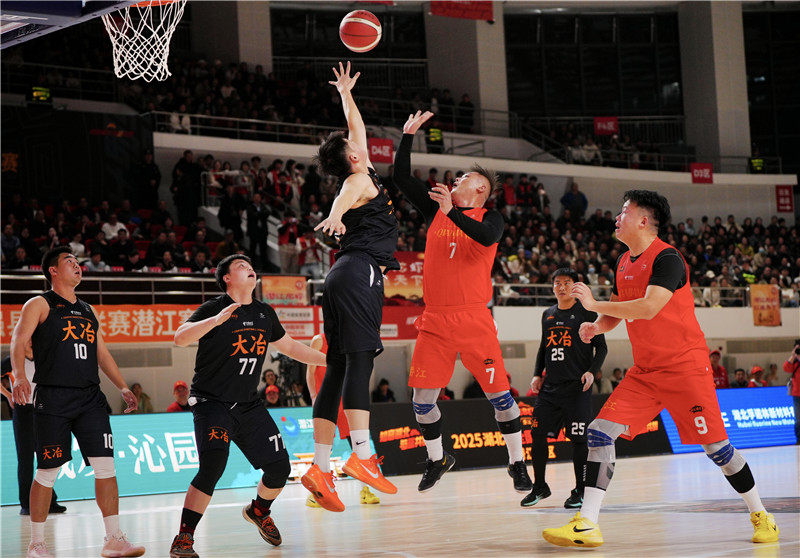 潛江籃球隊(duì)在賽場(chǎng)拼搏