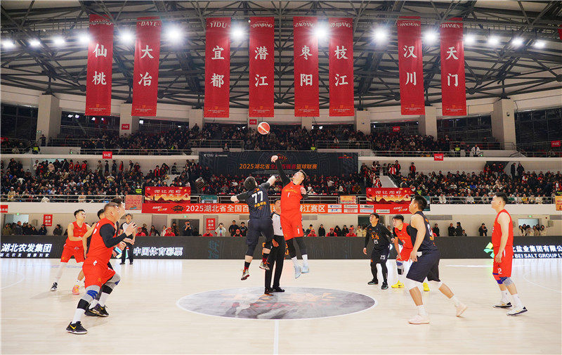 潛江籃球隊(duì)在賽場(chǎng)拼搏