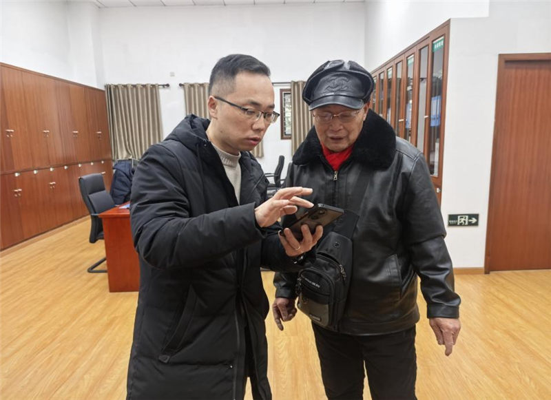 班組成員丁磊對(duì)客戶進(jìn)行針對(duì)性指導(dǎo)