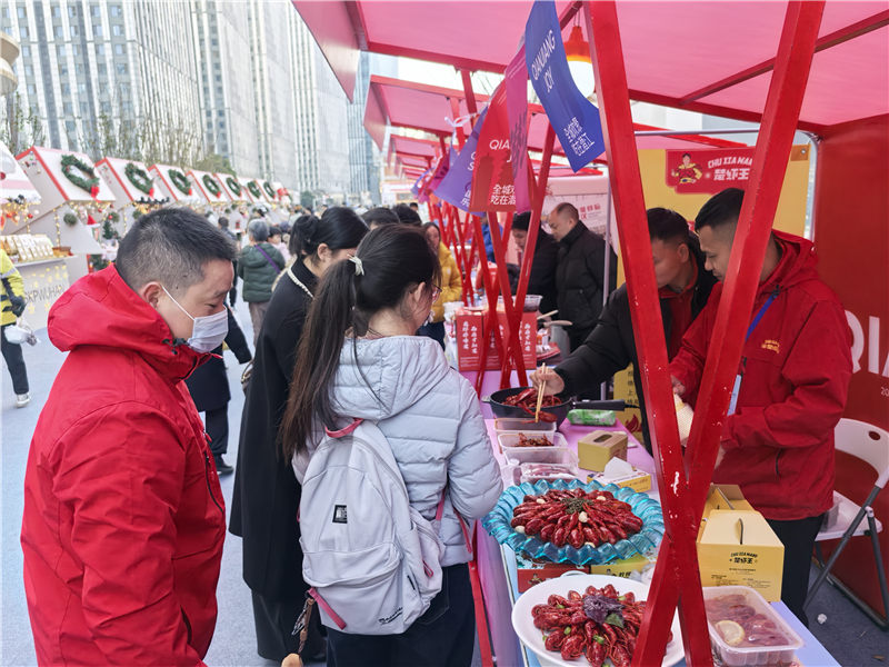 市民爭相品嘗小龍蝦。樊云云攝