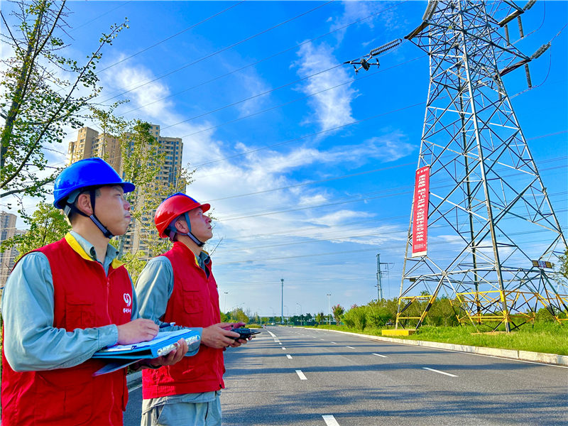 國網(wǎng)鄂州供電公司檢修人員對(duì)220千伏鄂莊三回線和鄂光二回線重點(diǎn)區(qū)段進(jìn)行紅外測溫、無人機(jī)巡檢，確保電網(wǎng)運(yùn)行安全。孟長生攝