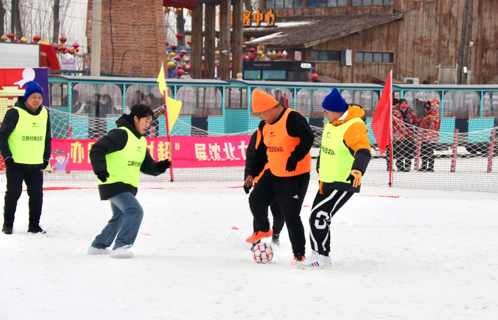 2024年，沈陽(yáng)市首屆“雪地村超”在沈北新區(qū)興隆臺(tái)街道激戰(zhàn)正酣。