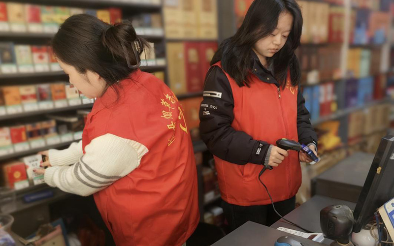 志愿者們幫忙整理貨架。