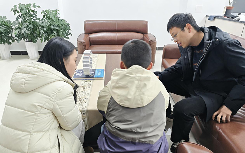 志愿者們輔導小朋友作業(yè)。