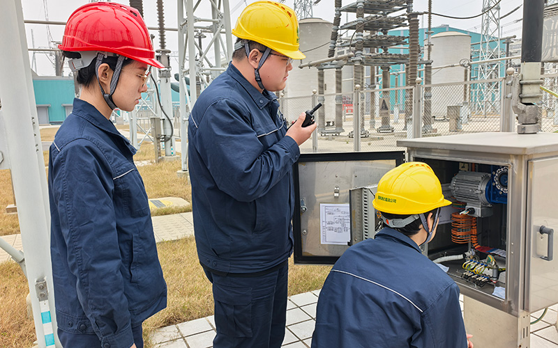 國網(wǎng)湖北直流公司特高壓武漢換流變電站黨支部紀(jì)檢委員監(jiān)督運(yùn)維人員檢查端子箱。