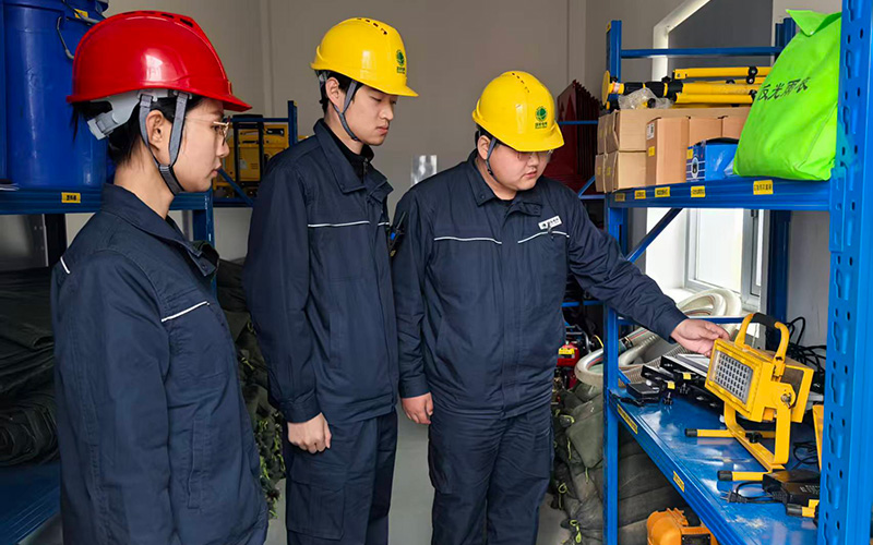 國網(wǎng)湖北直流公司特高壓武漢換流變電站黨支部紀(jì)檢委員核查迎峰度冬應(yīng)急物資儲(chǔ)備。