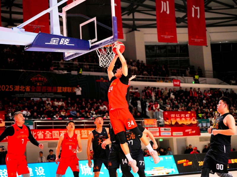 潛江籃球隊在賽場上拼搏。關(guān)洪磊攝