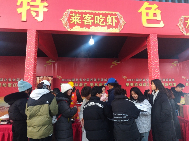 賽場外的特色展位上圍滿了品嘗小龍蝦的球迷。關(guān)洪磊攝