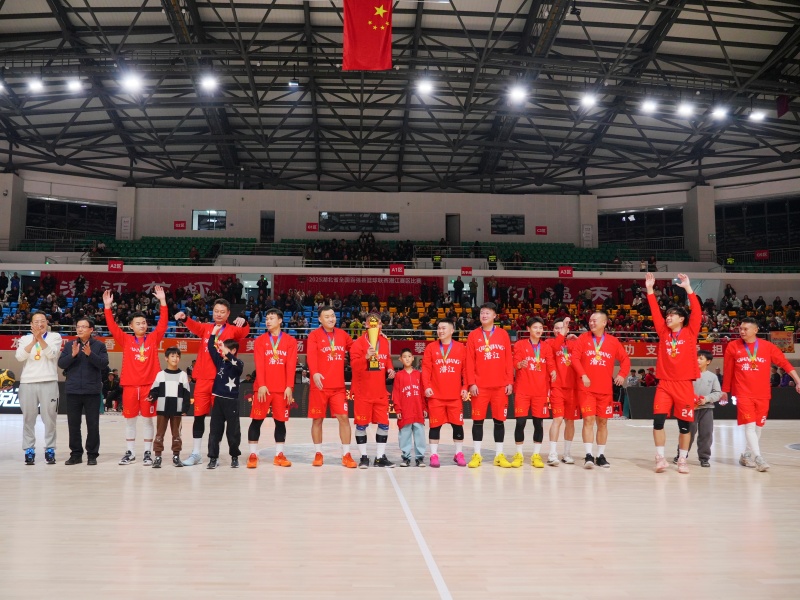 潛江籃球隊獲得2025湖北省全國百強(qiáng)縣籃球聯(lián)賽冠軍。關(guān)洪磊攝