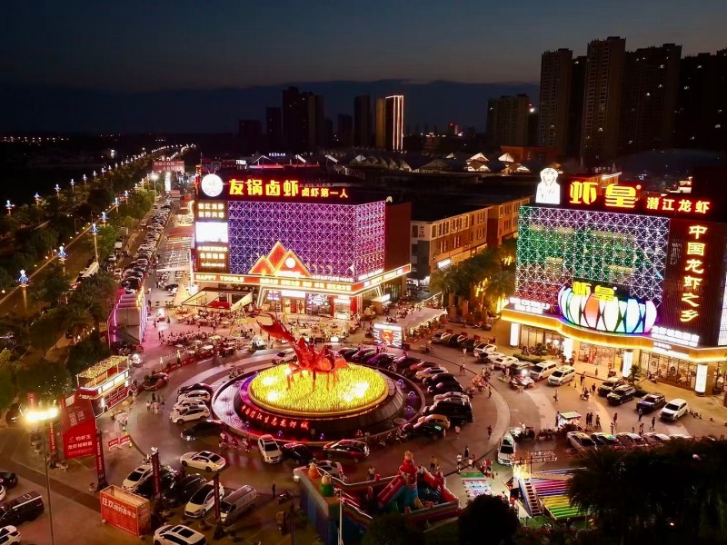 生態(tài)龍蝦城食客盈門。艾帥攝