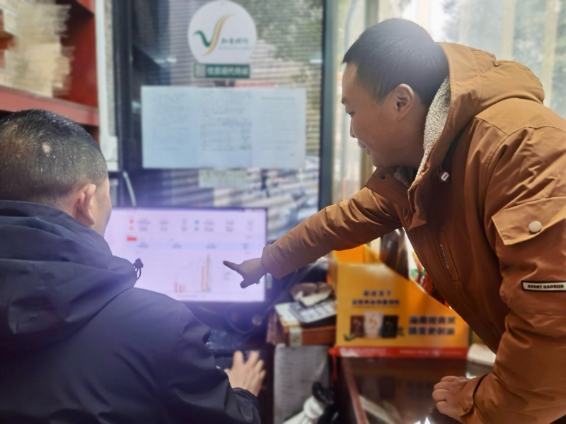 宜城煙草客戶經(jīng)理指導(dǎo)零售客戶查看經(jīng)營(yíng)數(shù)據(jù)