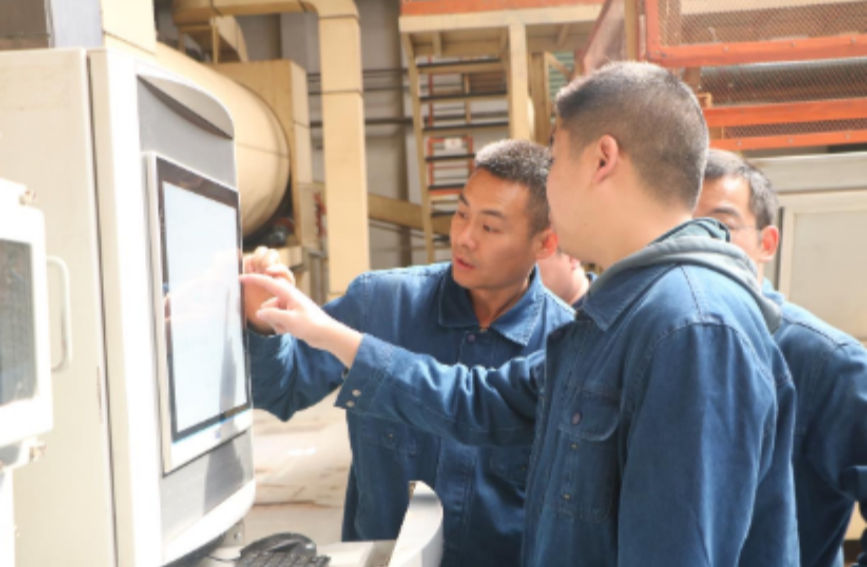 湖北煙草金葉復(fù)烤公司恩施復(fù)烤廠以復(fù)合型人才培養(yǎng)激活設(shè)備效能