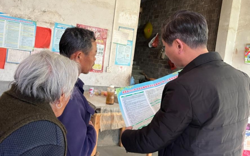 黨員志愿者為村民宣講相關(guān)政策。