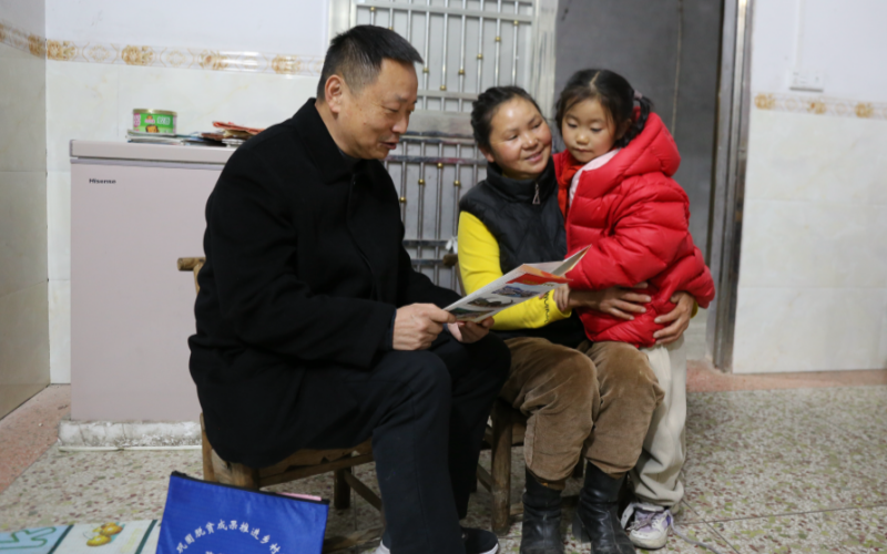 黨員志愿者為村民宣講相關(guān)政策。