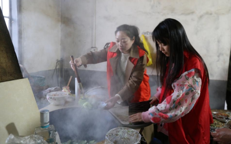 黨員志愿者在村民家中張羅飯菜。