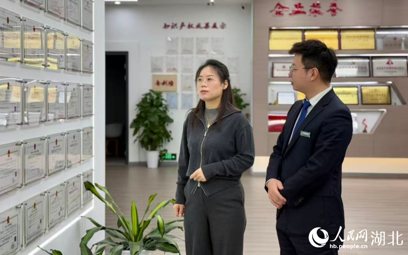 郵儲銀行武漢市分行工作人員深入風(fēng)韻出行了解企業(yè)發(fā)展需求。人民網(wǎng)記者 周恬攝